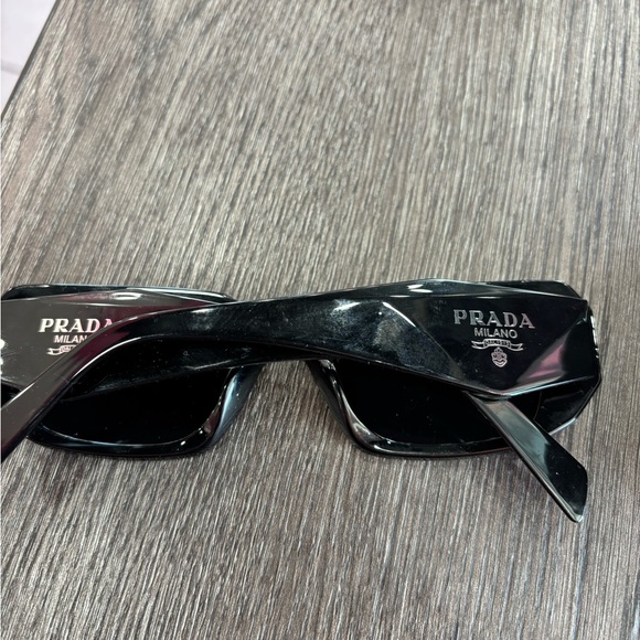 Prada - Picture 3 of 10